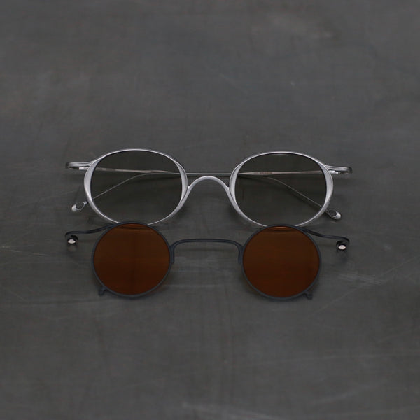 Rigards x ZIGGY CHEN RG1943ZC Titanium Magnetic Clip-On Sunglasses. RG-RG1943ZC-GTHKQHJLSWY. Titanium frame, black frame, light grey gradient lenses, salmon lenses.